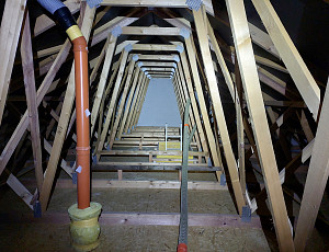 Zateplení stropu bungalovu pomocí foukané izolace